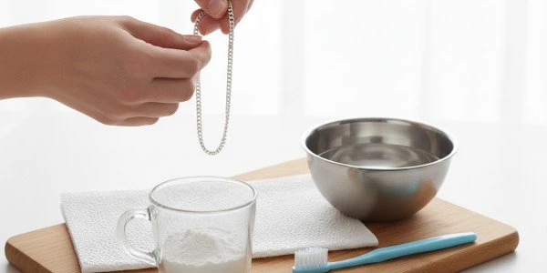 Как почистить серебряную цепочку: 6 проверенных способов